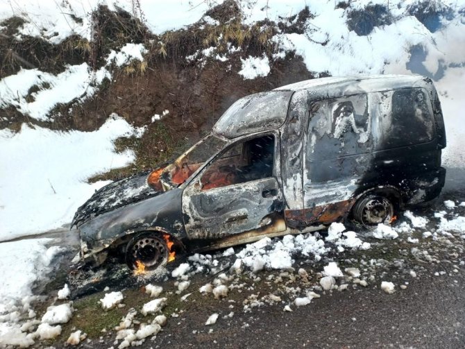 Isınmak İçin Aracına Koyduğu Köz Kovası Sonu Oldu