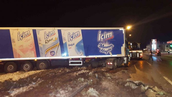 Buzlu Yolda Kayan Tır Makas Kesti