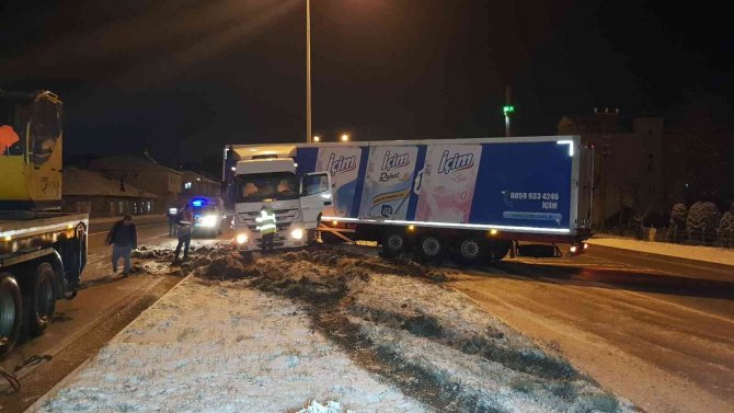 Buzlu Yolda Kayan Tır Makas Kesti