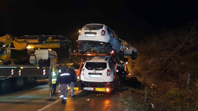 Cip Taşıyan Tır Buzlanan Yolda Devrildi