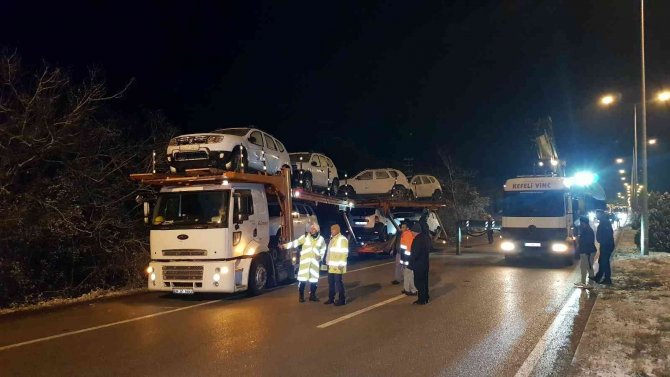 Cip Taşıyan Tır Buzlanan Yolda Devrildi