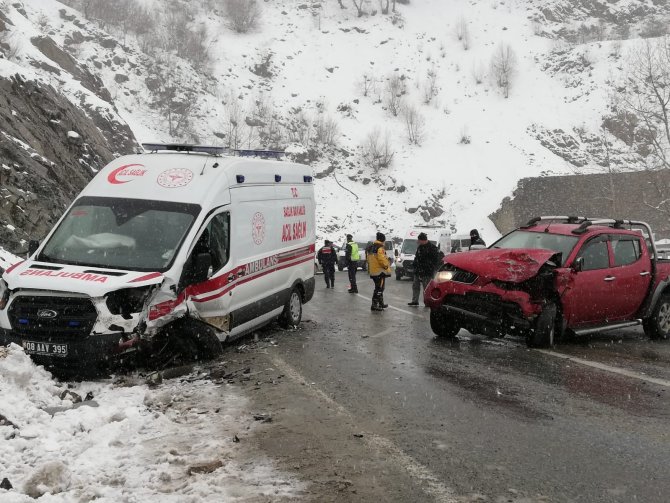 Artvin’de Hasta Taşıyan Ambulans Kaza Yaptı: 2 Yaralı
