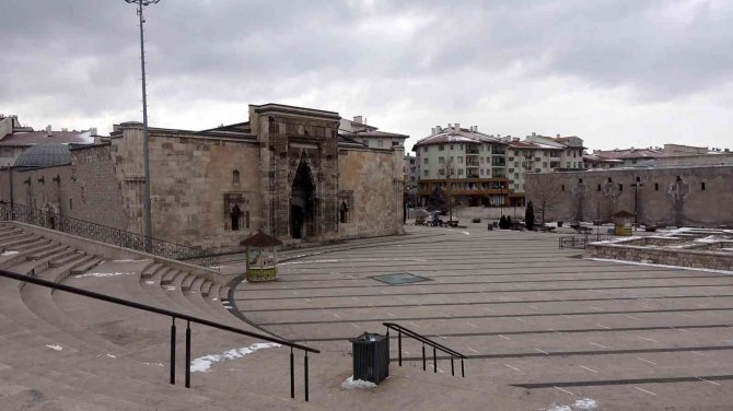 Sivas Buz Tuttu Caddeler Boş Kaldı
