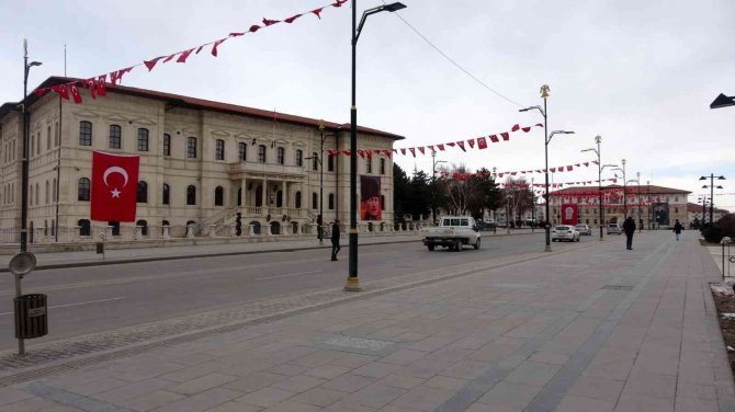 Sivas Buz Tuttu Caddeler Boş Kaldı