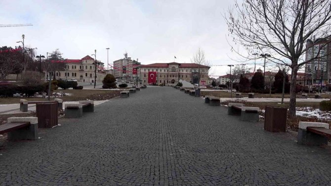 Sivas Buz Tuttu Caddeler Boş Kaldı