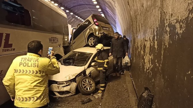 Bolu Dağı Tüneli’nde Kağıt Gibi Olan Araçtan Burnu Bile Kanamadan Çıktı