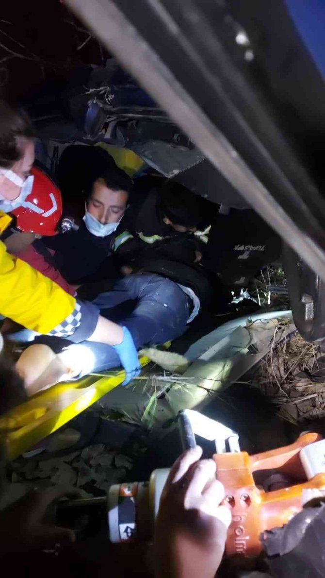Takla Atan Otomobil Çukura Uçtu: 3 Yaralı