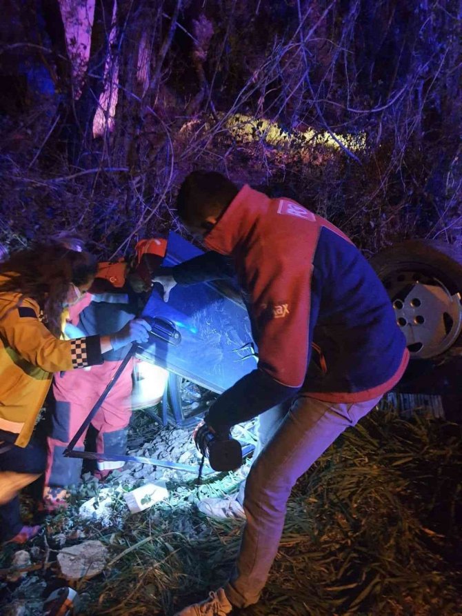 Takla Atan Otomobil Çukura Uçtu: 3 Yaralı