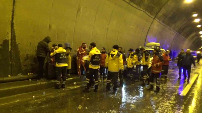 Kaza Sonrası Hipotermi Geçiren Yaşlı Kadın Ambulansın İçinde Isıtılmaya Çalışıldı