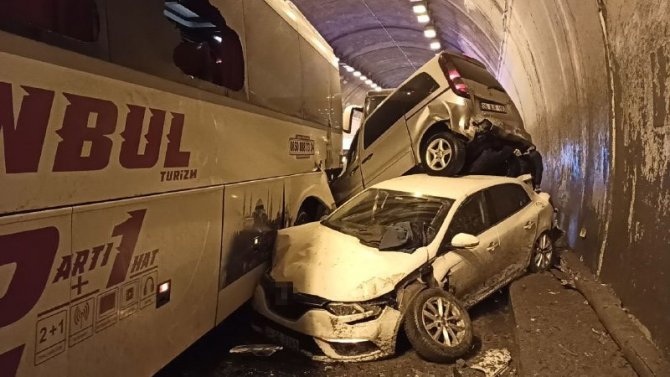 Bolu Dağı Tüneli’nde Kağıt Gibi Olan Araçtan Burnu Bile Kanamadan Çıktı