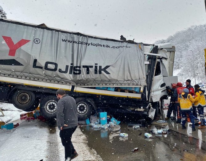 Tem’de İki Tır Çarpıştı, Sıkışan Sürücü Hastanede Hayatını Kaybetti