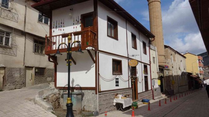 Sanatını Tarihi Konağa Taşıdı, Çiniler İlgi Görüyor