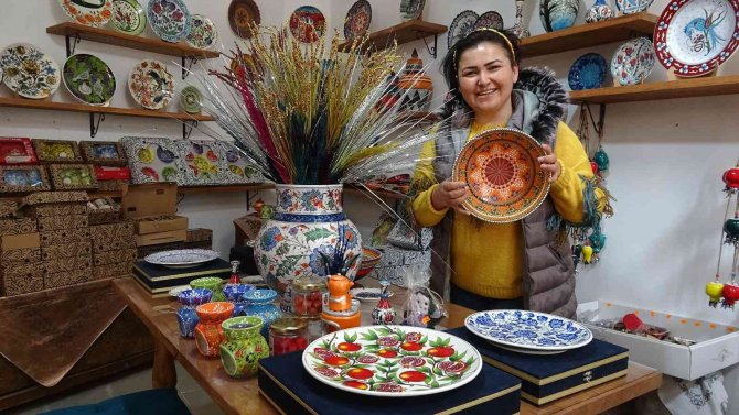 Sanatını Tarihi Konağa Taşıdı, Çiniler İlgi Görüyor