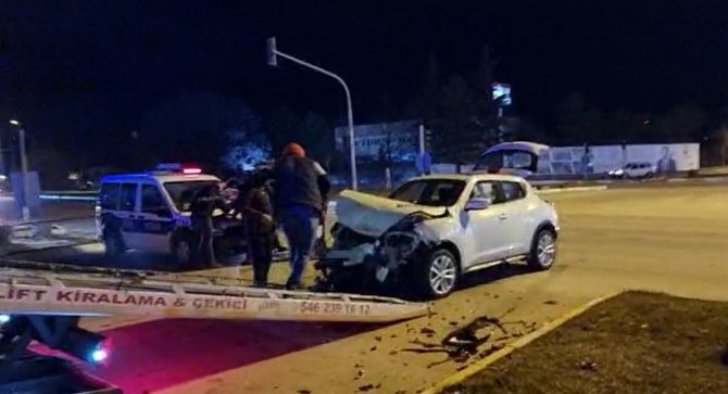 Tokat’ta Ambulansla Otomobil Çarpıştı: 3 Sağlıkçı Yaralandı
