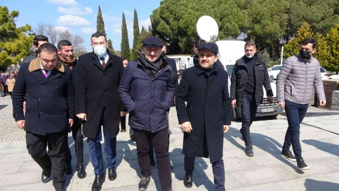 Bakan Karaismailoğlu, Şehitler Abidesi’ni Ziyaret Etti