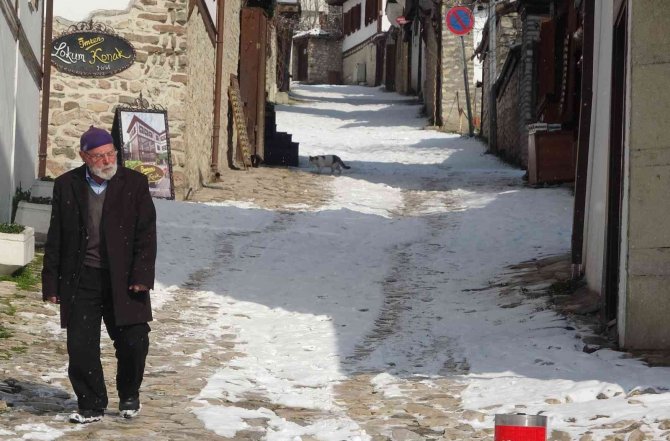 Unesco Kenti Safranbolu’da Tarihi Yapılar Ve Caddeler Beyaz Örtüyle Kaplandı