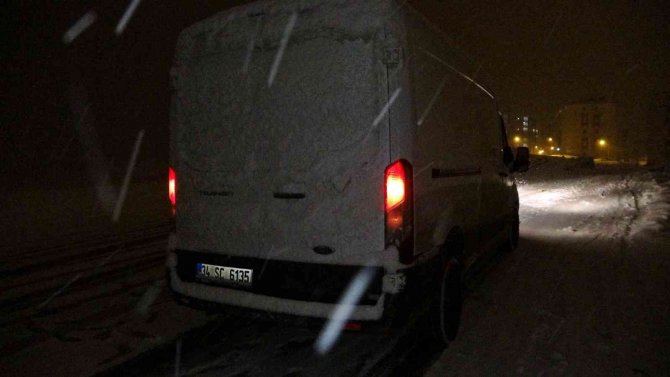Yoğun Kar Yağışından Dolayı Minibüs Rampada Mahsur Kaldı