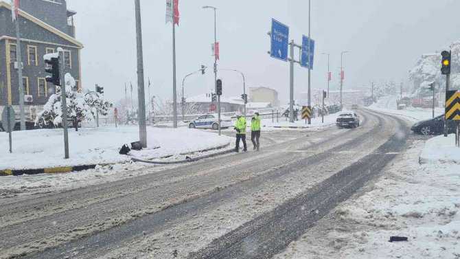 Karda Kazaları Beraberinde Getirdi