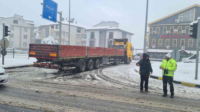 Karda Kazaları Beraberinde Getirdi