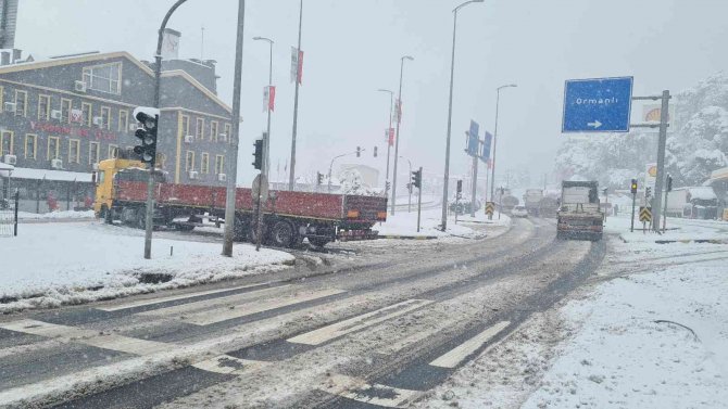 Karda Kazaları Beraberinde Getirdi