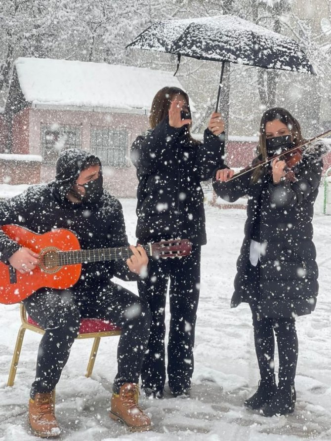 Kar Altında Duygulandıran Türkü