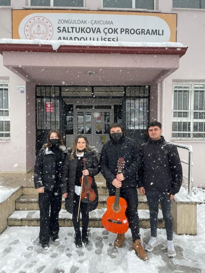 Kar Altında Duygulandıran Türkü