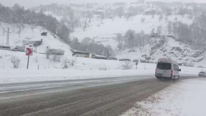 Kamyon 20 Metre Kayarak Tıra Çarptı, O Anlar Anbean Kameraya Yansıdı