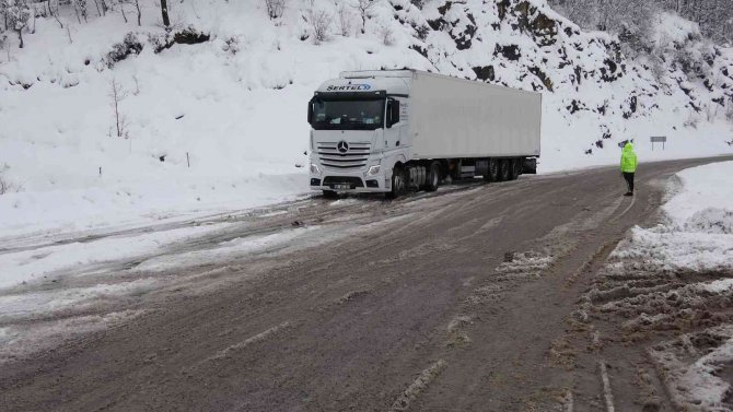 Kamyon 20 Metre Kayarak Tıra Çarptı, O Anlar Anbean Kameraya Yansıdı