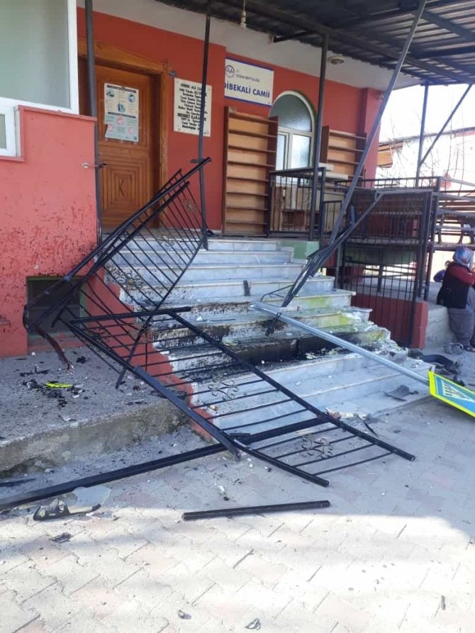 Hafif Ticari Araç Cami Merdivenine Çarparak Devrildi: 2 Yaralı
