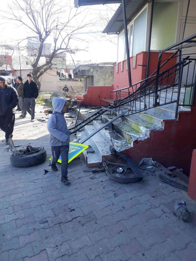 Hafif Ticari Araç Cami Merdivenine Çarparak Devrildi: 2 Yaralı