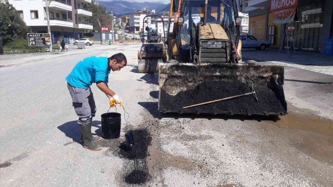 Alanya’da Kış Mevsiminde Deforme Olan Yollar Yenileniyor
