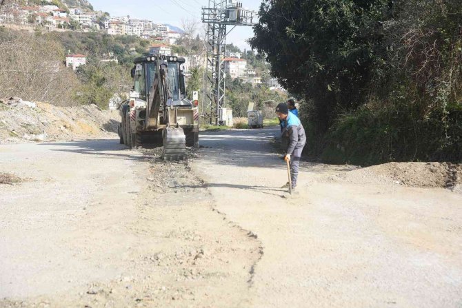 Alanya’da Kış Mevsiminde Deforme Olan Yollar Yenileniyor