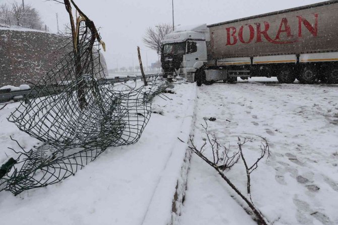 Amasya’da Karlı Yolda Tır Kontrolden Çıktı, Uzun Araç Kuyruğu Oluştu
