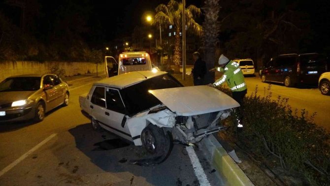 Manavgat’ta Alkollü Sürücü Otomobiliyle Refüje Çıktı: 2 Yaralı