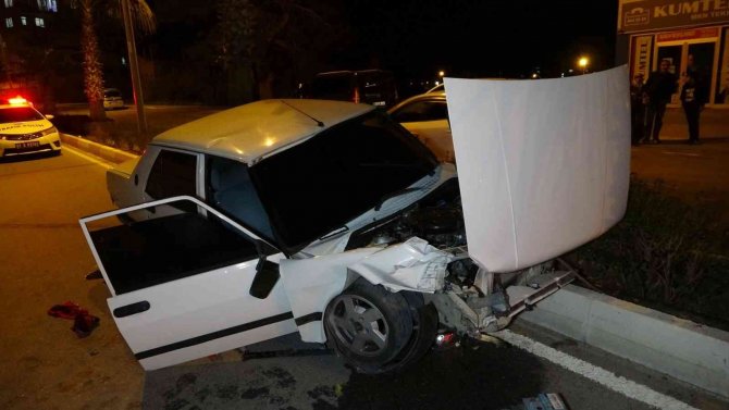 Manavgat’ta Alkollü Sürücü Otomobiliyle Refüje Çıktı: 2 Yaralı