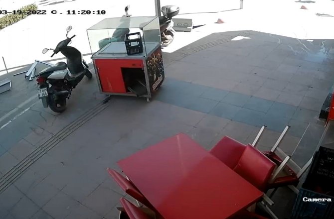 Fırtınada Savrulan Çiğ Köfte Tezgahının Masaya Ve Motosiklete Çarpma Anı Kamerada