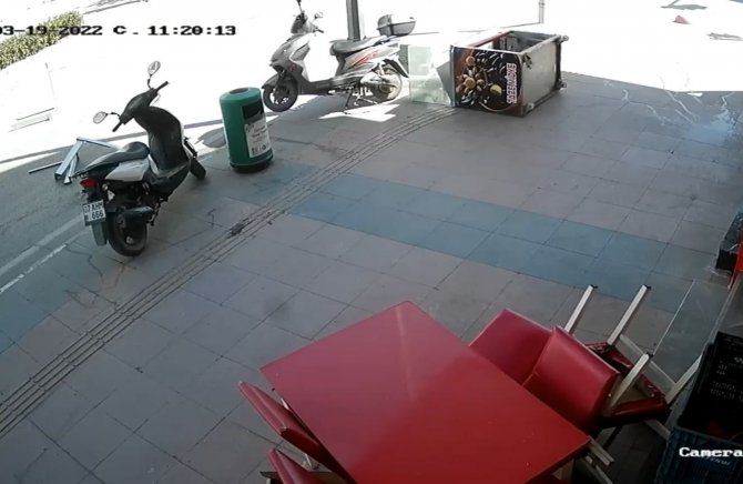 Fırtınada Savrulan Çiğ Köfte Tezgahının Masaya Ve Motosiklete Çarpma Anı Kamerada