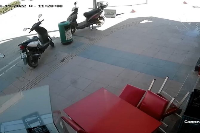 Fırtınada Savrulan Çiğ Köfte Tezgahının Masaya Ve Motosiklete Çarpma Anı Kamerada