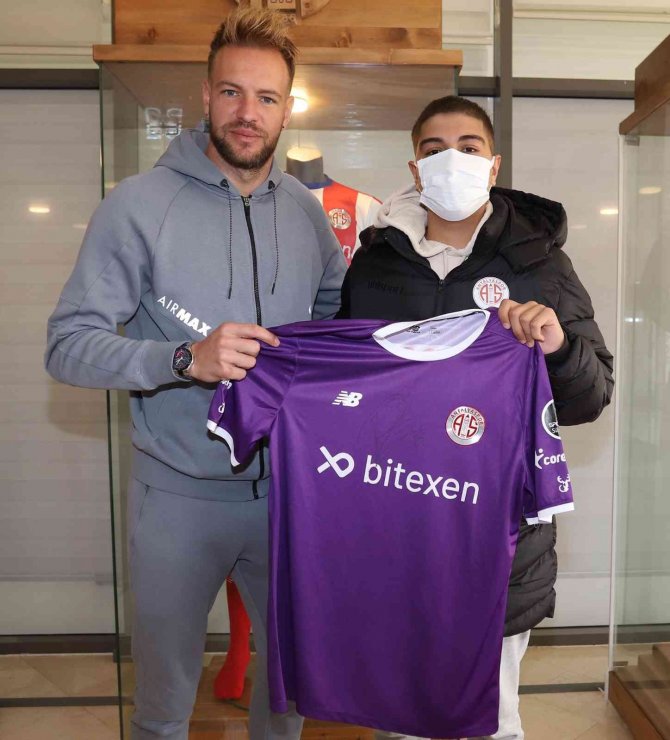 Ruud Boffin, Lenfoma Teşhisi Konulan Kaleciye Formasını Hediye Etti