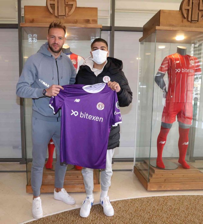 Ruud Boffin, Lenfoma Teşhisi Konulan Kaleciye Formasını Hediye Etti