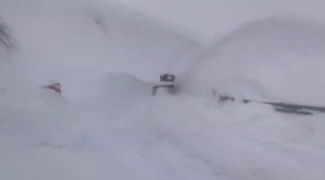 Artvin-ardahan Karayolu Sahara Dağı Geçidi’ne Çığ Düştü