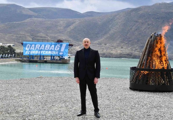 Azerbaycan Devlet Başkanı Aliyev Nevruz Ateşini Yaktı