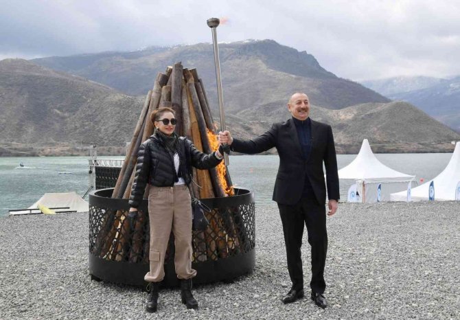 Azerbaycan Devlet Başkanı Aliyev Nevruz Ateşini Yaktı