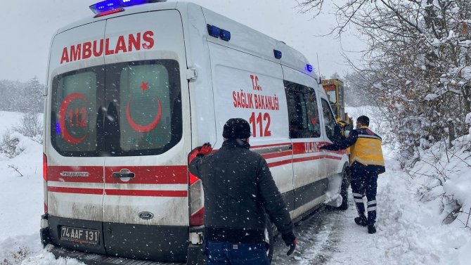 Bartın’da Kara Saplanan Ambulansı Karla Mücadele Ekipleri Kurtardı