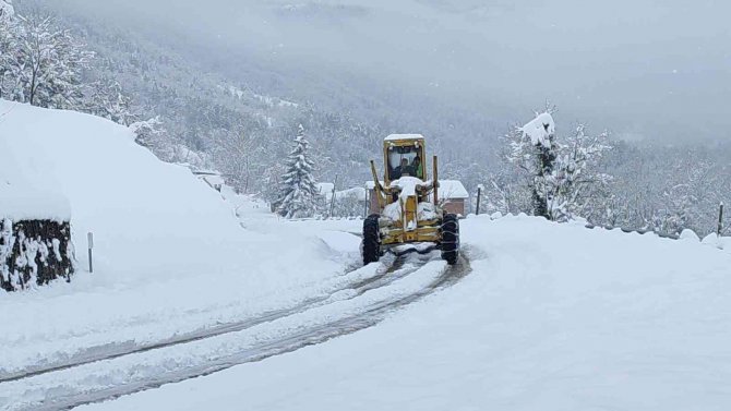 Bartın’da Bin 60 Rakımlı Köyde Kar Kalınlığı 160 Santimetreye Ulaştı