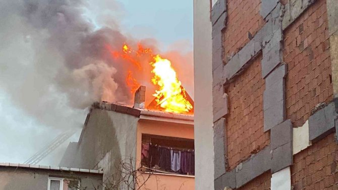 Bayrampaşa’da 4 Katlı Binanın Çatısı Alev Alev Yandı