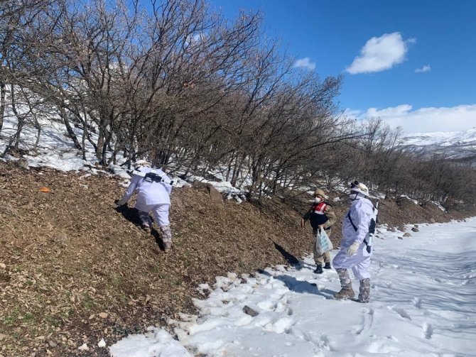 Bingöl’de Jandarma Ve Polis Ekipler Doğaya Yem Bıraktı