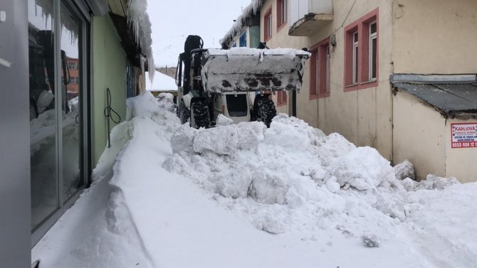 Karlıova Belediyesi’nin Karla Mücadelesi Sürüyor