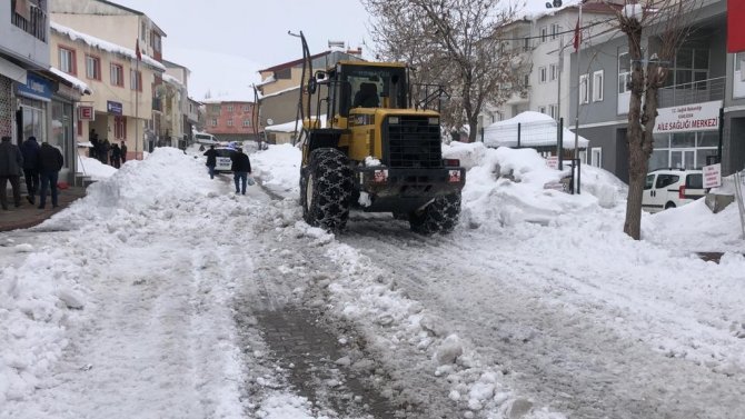 Karlıova Belediyesi’nin Karla Mücadelesi Sürüyor