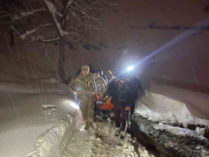 Kardan Kapanan Yolu Aşarak Hamile Kadını Hastaneye Yetiştirdiler